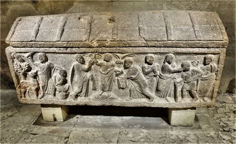 Le Sarcophage de Théodolinde en Or et Bronze Évoquant la Spiritualité !