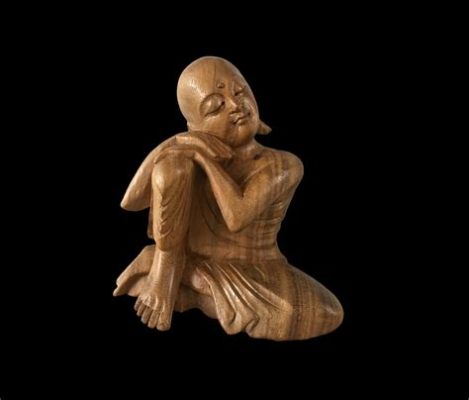 Le Vieux Bouddha à la Tête Chauve : Sculpture en Bois Magnifique et Expression Spirituelle Profonde!